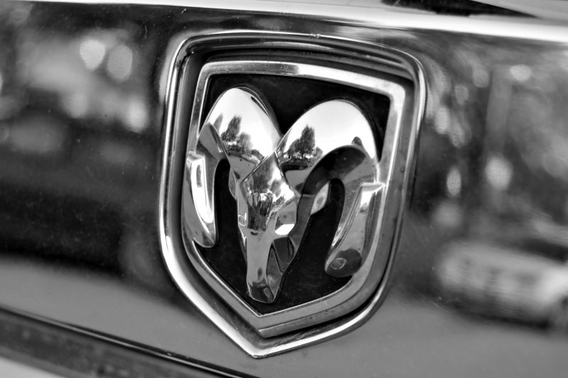 Dodge emblem bild till välja vilken USA-bil man ska köpa